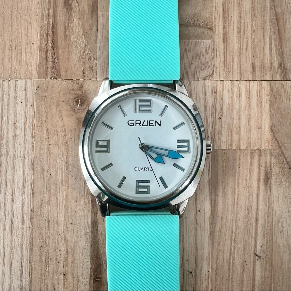 Gruen retro style silver tone silicone strap watch NEW BATTERY